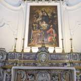 ...mentre dietro domina il settecentesco dipinto di Paolo de Matteis che riproduce la Vergine, affiancata sulla destra da un San Giacomo vestito di rosso